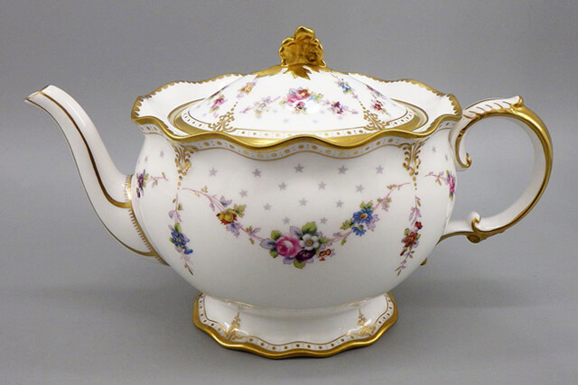 ロイヤルアントワネット独特の波打つエッジと繊細な花柄のデザイン詳細