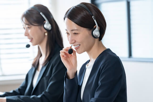 切手買取に関するよくある質問に回答するオペレーターのイメージ画像