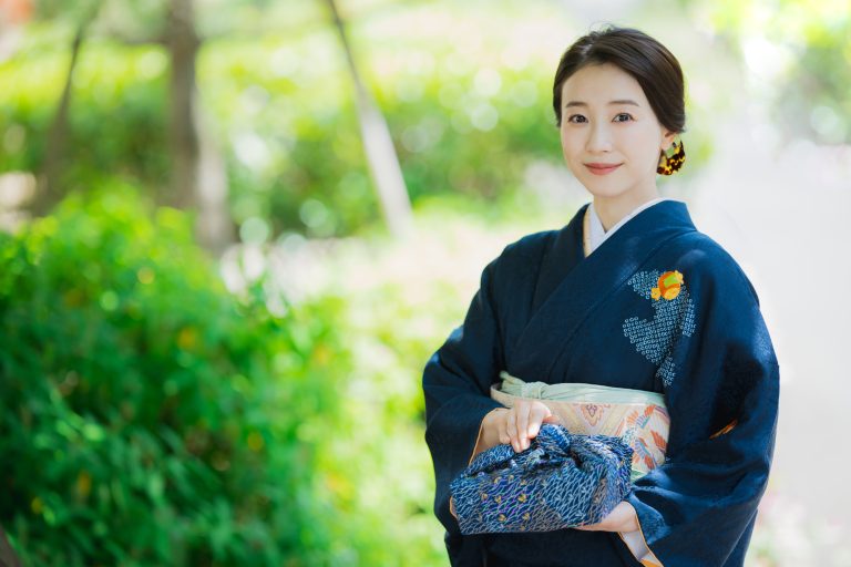 与那嶺貞の読谷山花織｜買取相場は？人間国宝の作品価値や特徴も解説