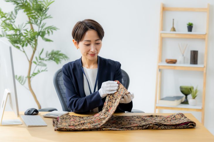 着物を査定する女性
