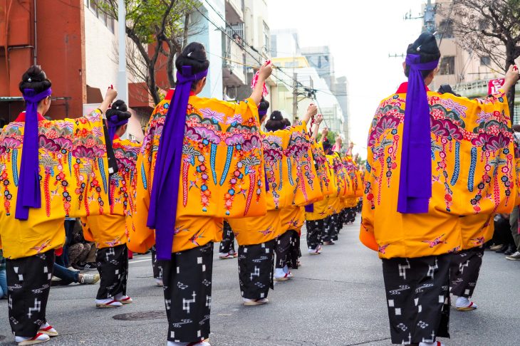 紅型を着用して並んでいる人々
