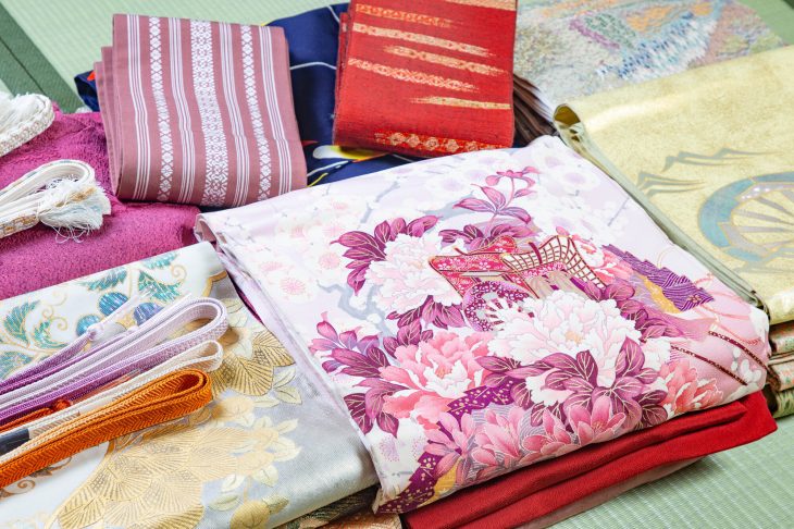 たたんだ状態で並べられている着物や袋帯