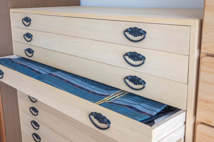 木製のたんすに収納されている着物