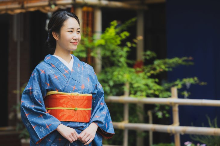 夏の和装で歩く女性
