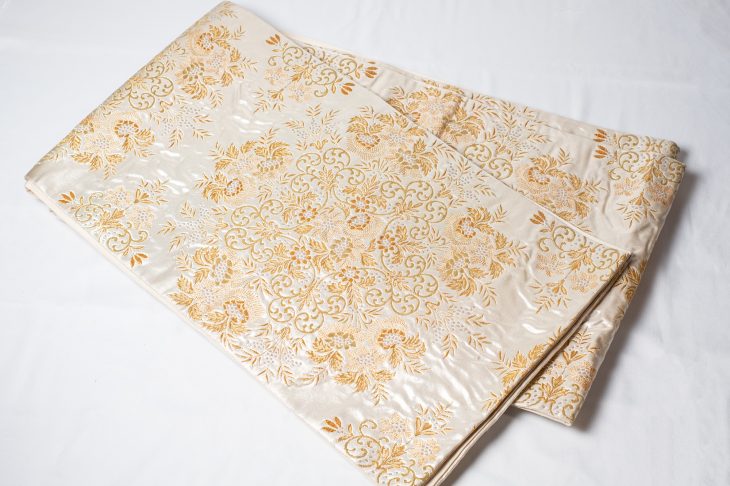 繊細な刺しゅうが施された帯