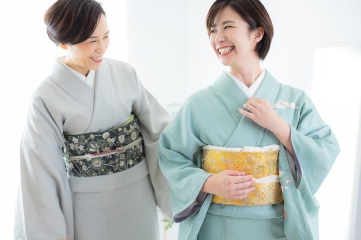 着物姿の笑顔の女性たち