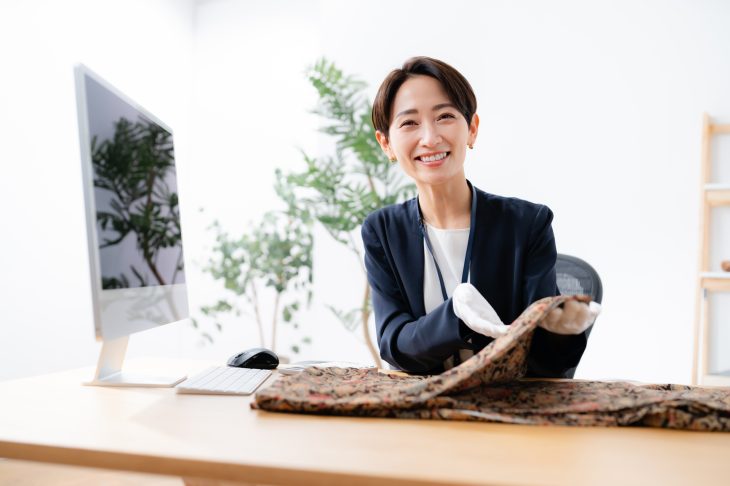 笑顔を浮かべる着物の査定士