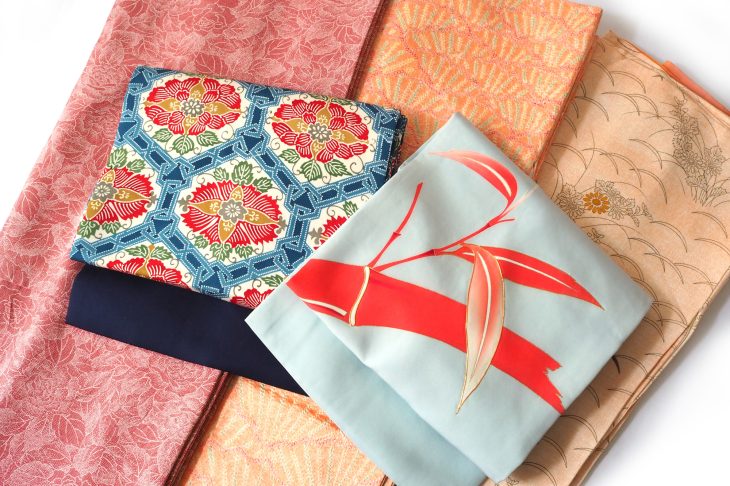 さまざまな色や柄の反物が広げられている写真