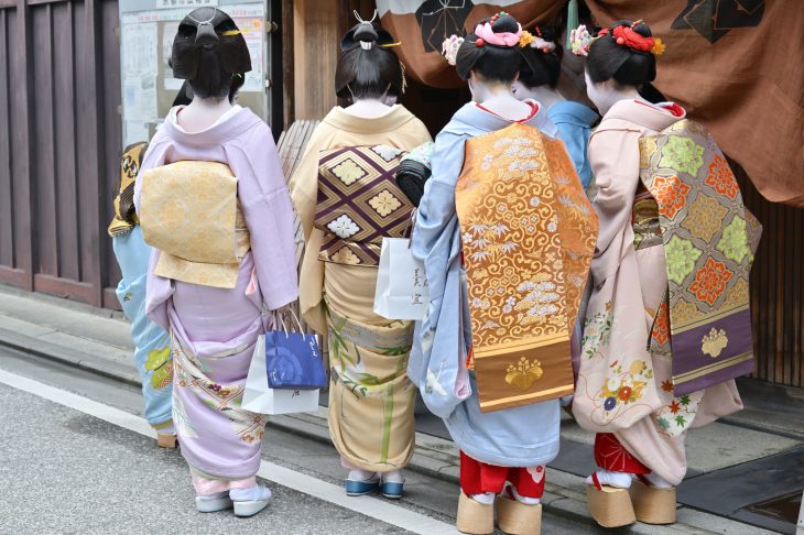 着物を着た芸妓と舞妓の後ろ姿