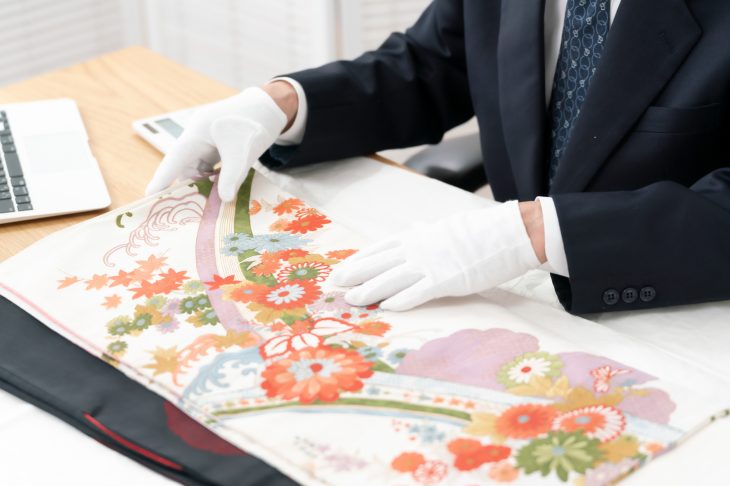 着物を査定している人の手元