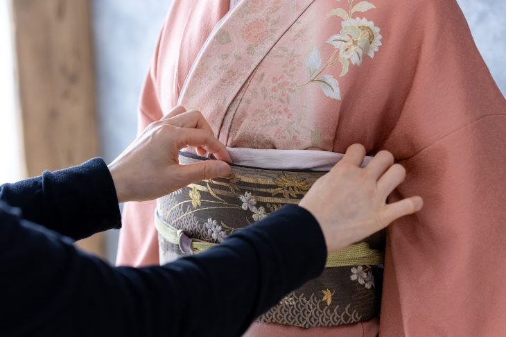 着付けをしている人の手元