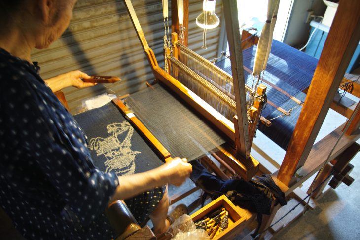 織機を操作する女性