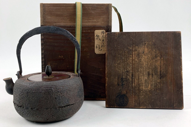 大西浄元造の鉄瓶セット｜一見ガラクタに見えても高値がつく茶道具の例