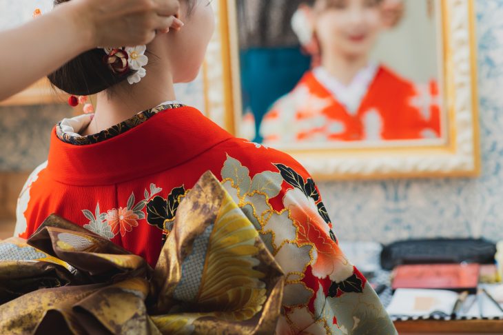 赤い着物を着た女性の後ろ姿