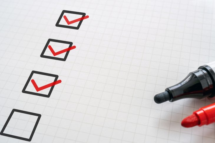 一部に赤いチェックが入っているチェックリスト