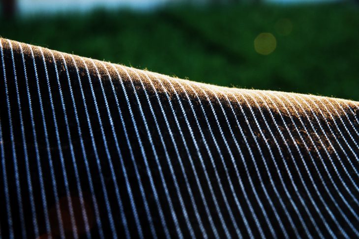 天日干しする上布