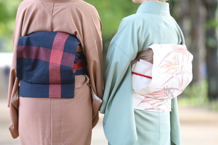 和装の女性二人の後ろ姿