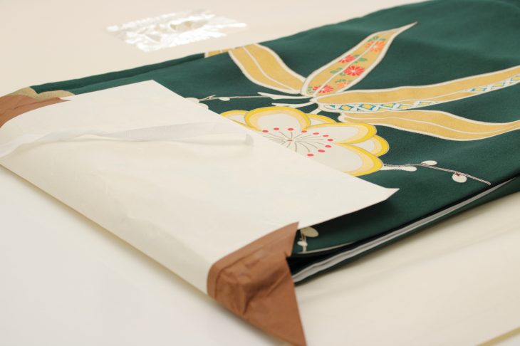 丁寧に保管してあるグリーンの着物