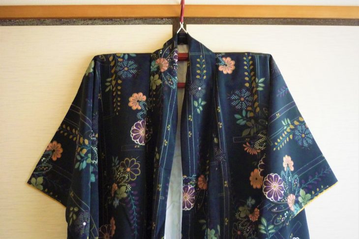 ハンガーに掛けられた紺色の着物の写真