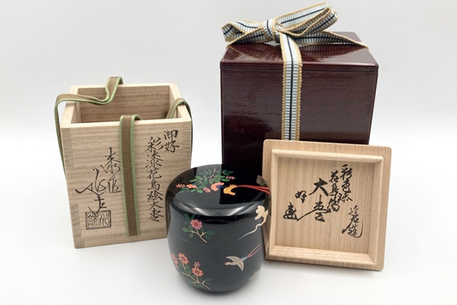 川端近左作の蒔絵が施された棗と箱書きのある共箱一式｜査定額を大きく左右する付属品の例