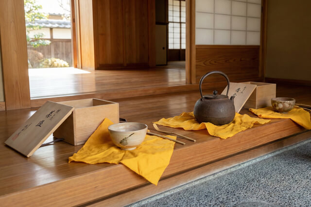 玄関先での茶道具査定の様子｜出張買取なら梱包や運搬の手間なし