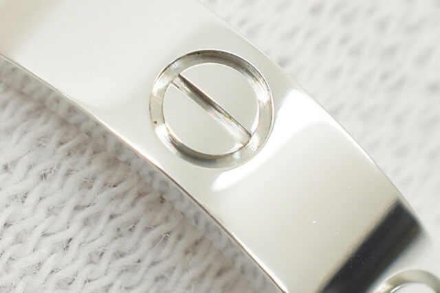 カルティエLOVEリングの定価はいくら？主要モデルやダイヤ入りリングの種類も解説