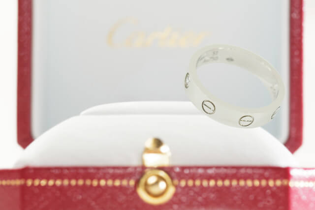 カルティエLOVEリングの定価はいくら？主要モデルやダイヤ入りリングの種類も解説