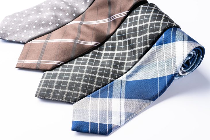 並べられた4本のネクタイ
