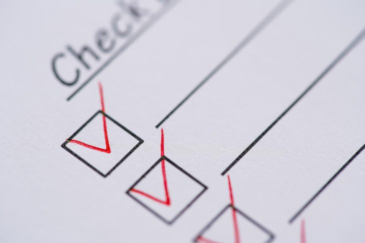 赤いチェックが入っているチェックリスト