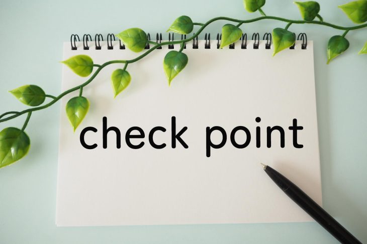 Check pointと書かれたメモ帳とボールペン