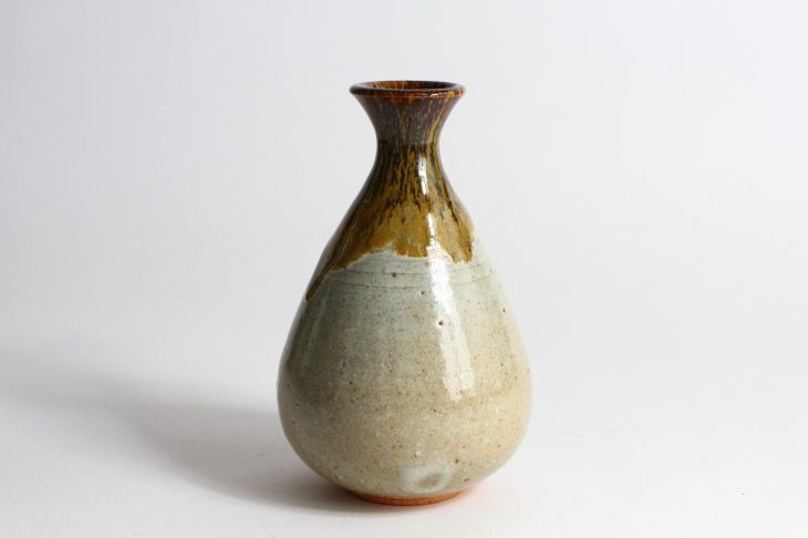 表面に光沢がある瀬戸焼の壺