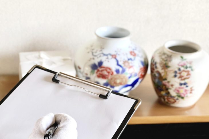 壺の様子を確認して記録している査定士の手元