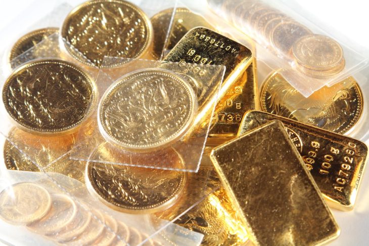 パウチされた金貨が何枚も重ねて置かれている様子