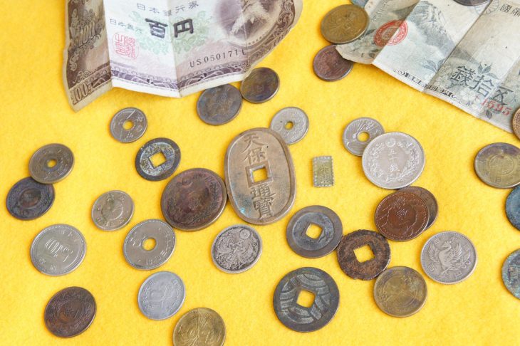 2枚の古い紙幣と多数の古い硬貨