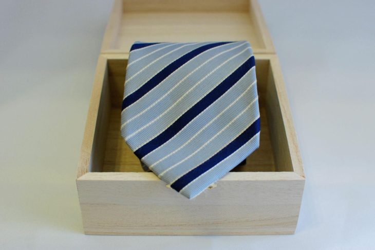 木箱に入ったネクタイ