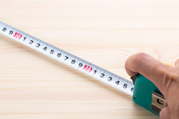 メジャーで計測する様子