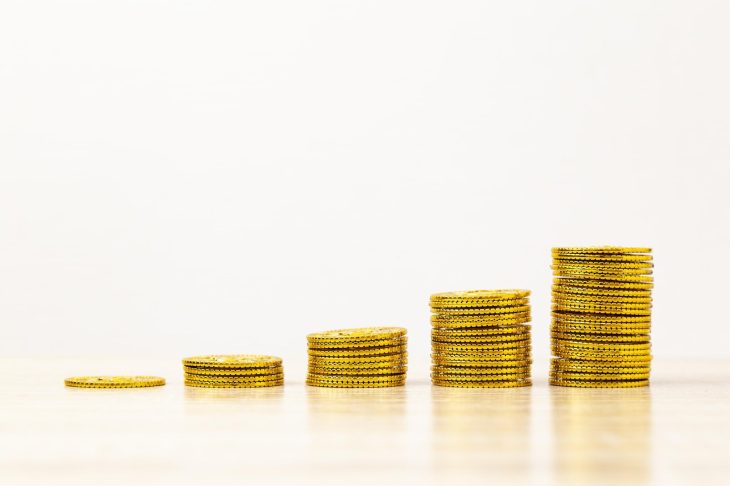 階段状に並んでいる積み上げられた金貨