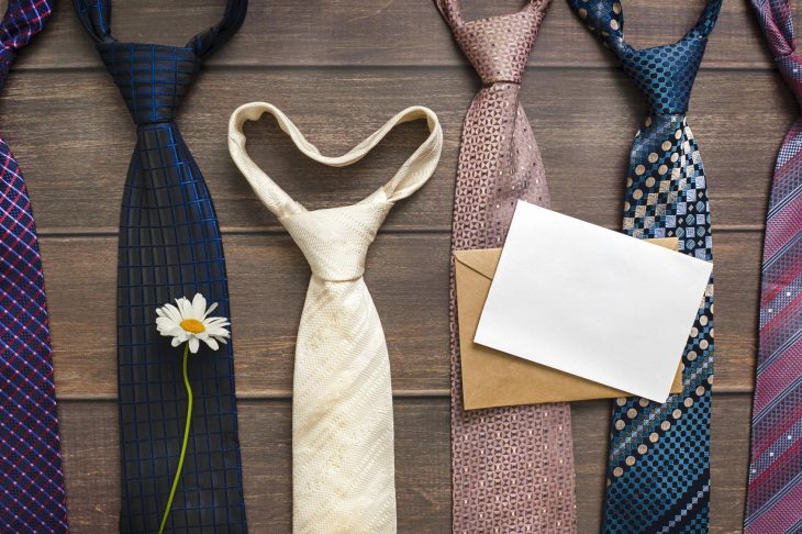 木目の台に置かれた6本のネクタイ