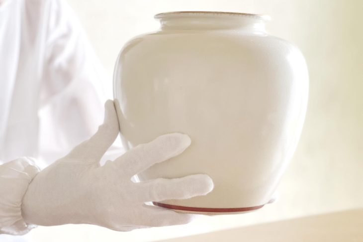 ホワイト無地の壺を手に取っている人