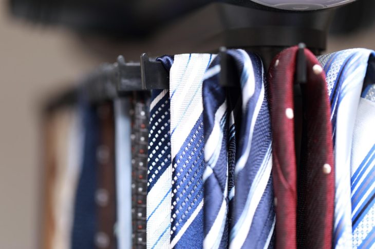 ハンガーにつるされたたくさんのネクタイ