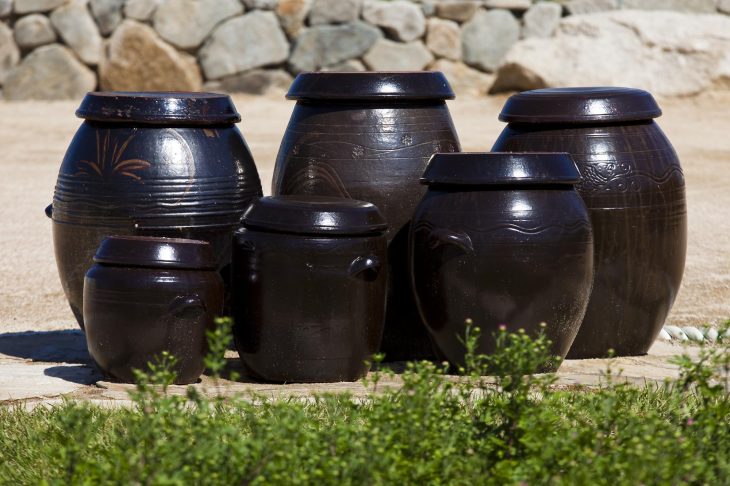さまざまな大きさの黒い壺