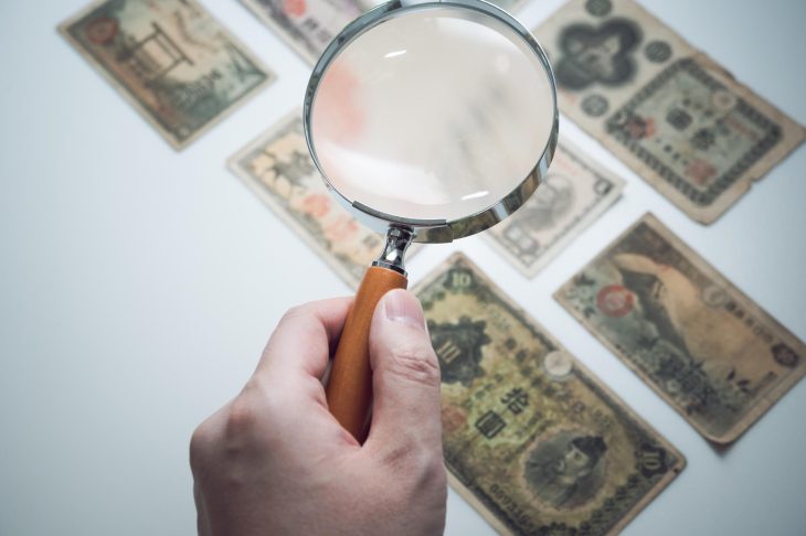虫眼鏡と古い日本銀行券