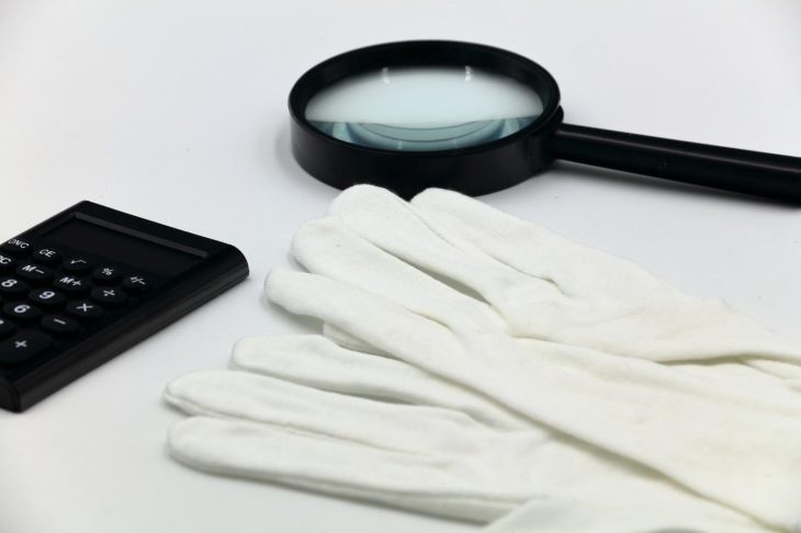 査定時に使用される手袋、虫眼鏡、電卓