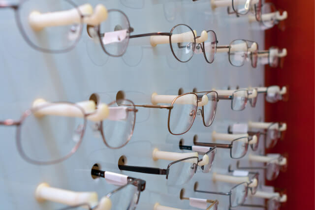 金縁メガネはダサい？高く売れるブランドや純度ごとの買取市場動向