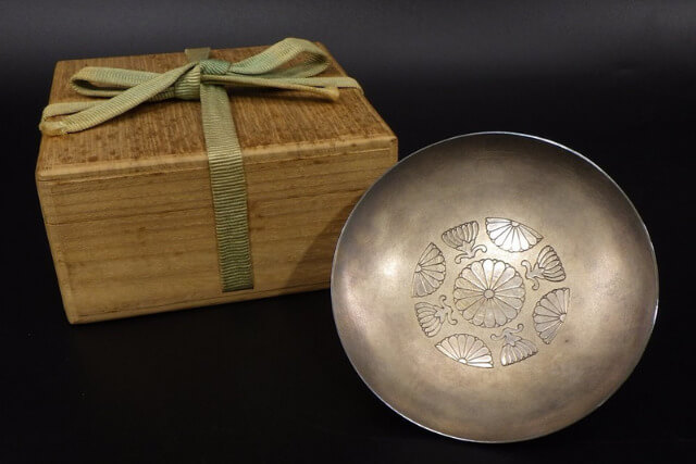 銀を売るタイミングはいつ?高く売れる銀製品や人気のシルバーアクセサリーブランド