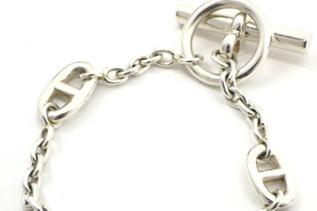 銀を売るタイミングはいつ?高く売れる銀製品や人気のシルバーアクセサリーブランド