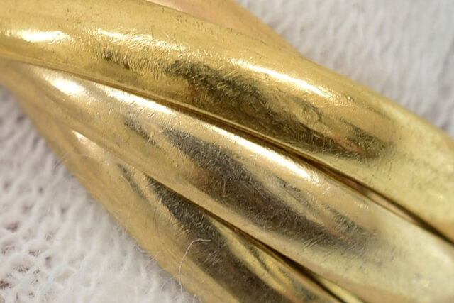 査定前に柔らかい布でリングをお手入れする様子