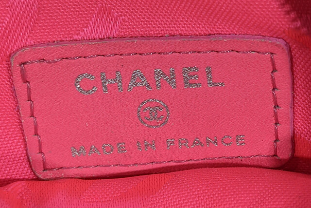 使用感のあるシャネル「カンボンライン」内側のピンクレザータグと布地｜汚れや黒ずみがあっても買取可能