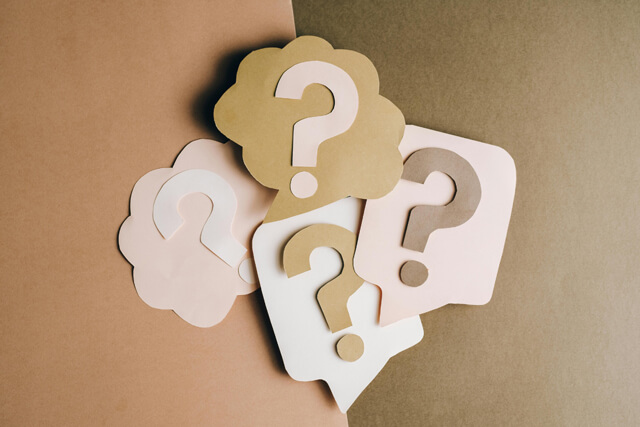 エルメス「ヴェスパ」の買取に関するよくある質問（FAQ）｜大小複数のクエスチョンマークが描かれた吹き出しのイメージ