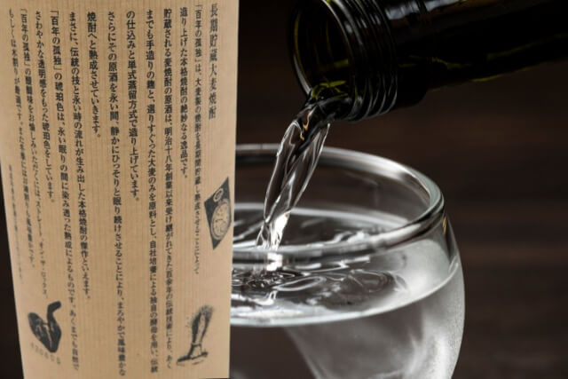 幻の麦焼酎「百年の孤独」はいくらで売れる？買取相場とお酒を高く売るコツ